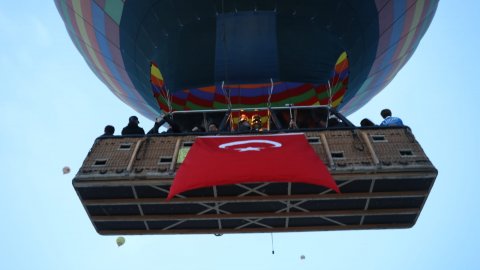 Kapadokya'da Türk bayraklarıyla havalanan balonlar görsel şölen sundu