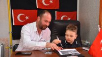 Sivas’ta 4 yaşındaki Aras, mahalle muhtarının koltuğuna oturdu