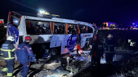 Aksaray'da otobüs şarampole yuvarlandı: 2 kişi öldü, onlarca kişi yaralandı!