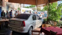 Adana'da otomobil kahvede oturanları yaraladı