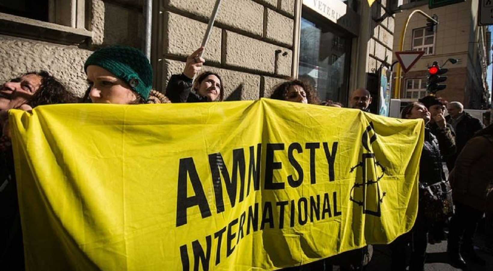 Правозащитные организации. Amnesty International и Human rights watch. Международная амнистия организация. Amnesty International митинг. Международная амнистия флаг.