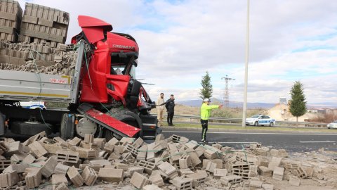 Nevşehir'de 3 araç zincirleme kazaya karıştı: 2 kişi yaralandı