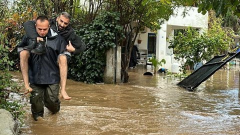 Bodrum'da sağanak etkili oldu: Mahsur kalan 4 kişi kurtarıldı