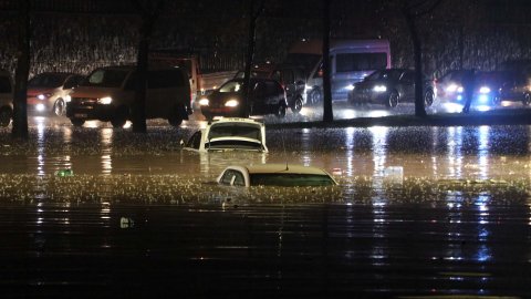 Gaziantep'te sağanak; cadde ve sokaklar suyla doldu