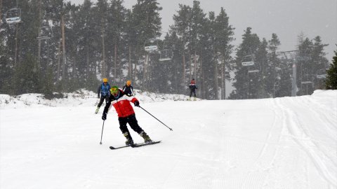 Cıbıltepe Kayak Merkezi'nde dağ kayakçıları sezonu açtı