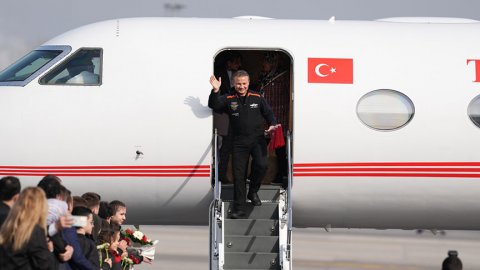 Alper Gezeravcı Türkiye'ye ayak bastı: "Hedeflere erişebilmiş olmanın mutluluğuyla ülkeme döndüm"