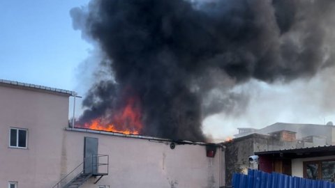 Ümraniye’de iki katlı işyerinin çatısı yandı