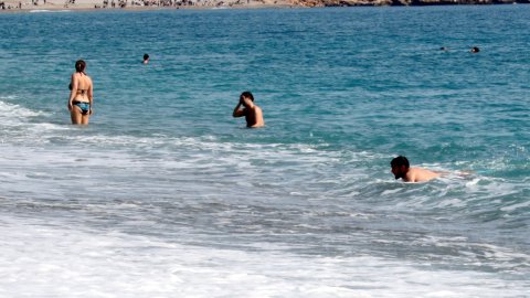 Antalya'da sıcak hava: Denize girdiler