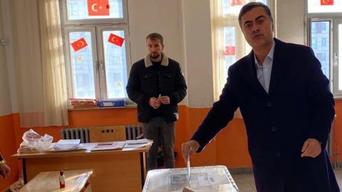 YSK, Van'da mazbatayı seçimi 130 bin oyla kaybeden AK Partili adaya verdi