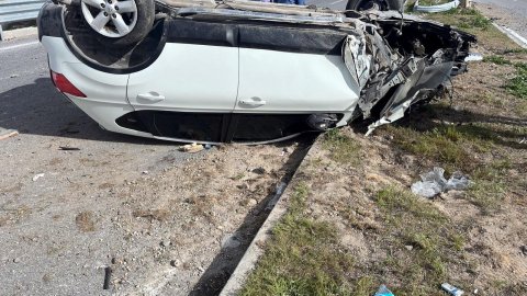 Van'da otomobil, refüjdeki aydınlatma direğine çarptı: 5 yaralı