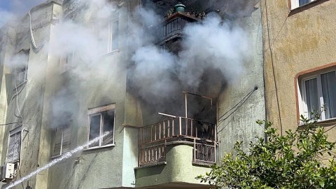 3 katlı apartmanda yangın; mahsur kalanlar itfaiyenin merdivenli aracı ile kurtarıldı