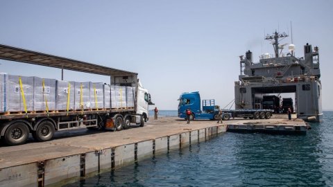 Gazze kıyısına kurulan iskeleden insani yardımlar devam ediyor