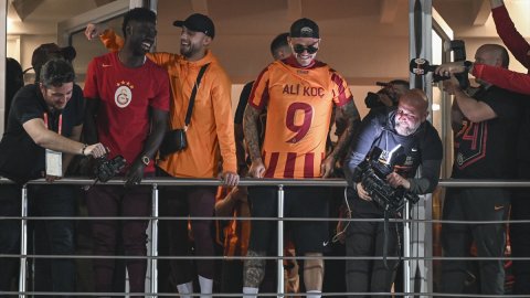 Galatasaray, Florya'da taraftarlarıyla şampiyonluk kutlaması yaptı