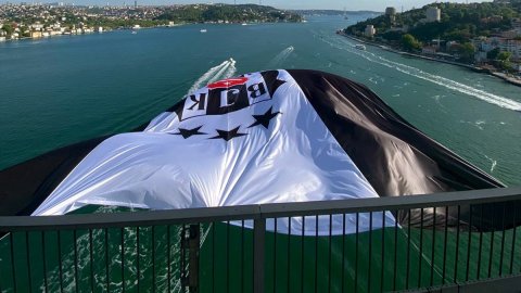 Ziraat Türkiye Kupası şampiyonu Beşiktaş'ın bayrağı, İstanbul'daki iki köprüye asıldı