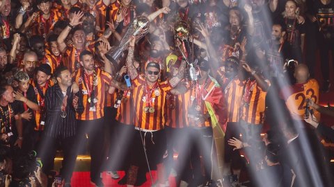 Süper Lig şampiyonu Galatasaray'dan üç kupalı kutlama