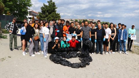 Tekirdağ'da üniversite öğrencileri plajları temizledi