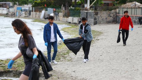 Tekirdağ'da üniversite öğrencileri plajları temizledi