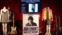 The Beatles'ın efsane ismi John Lennon'ın gitarı 2,85 milyon dolara yeni sahibini buldu