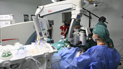 Türk göz hekimleri canlı yayında 70 göz ameliyatı yapacak: Dünya izleyecek!