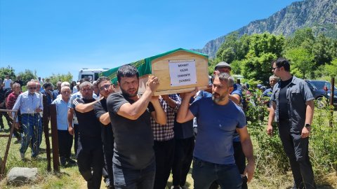 İliç'teki heyelanda hayatını kaybeden işçilerden biri daha memleketinde defnedildi