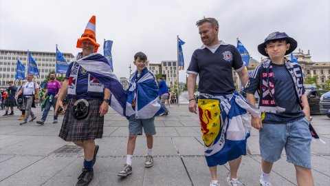 Münih'te EURO 2024 coşkusu başladı: İskoçların kostümleri ilgi gördü