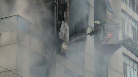 Ataşehir'de 8 katlı binada yangın paniği: Aniden büyüdü!