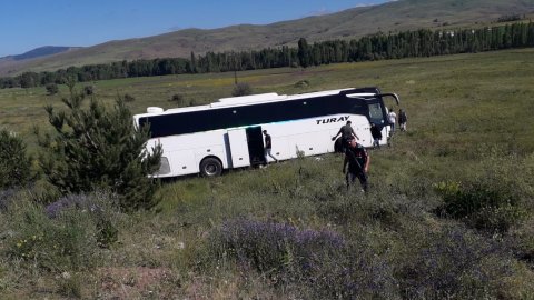 Sivas'ta otobüs kazası: Yoldan çıktı!