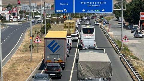 Tekirdağ'dan İstanbul yönüne araç trafiği yoğunlaşıyor