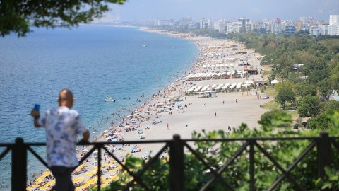 Antalya'da sıcak hava ve nem vatandaşları bunalttı