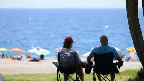 Antalya'da sıcak hava ve nem vatandaşları bunalttı