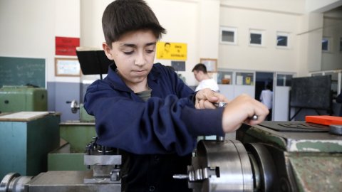 Meslek lisesi meselesi giderek büyüyor: Veliler tercih etmiyor ama sanayiciler maaş ve iş garantisi veriyor!