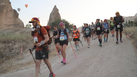 Kapadokya Çöl Maratonu başladı: 30 kilometre koşacaklar!