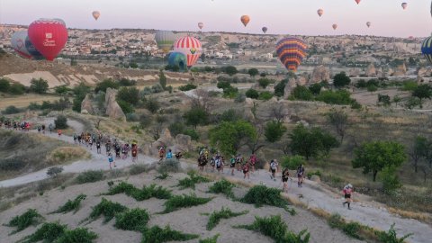 Kapadokya Çöl Maratonu başladı: 30 kilometre koşacaklar!