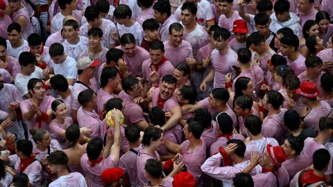 Boğalar sokağa çıkıyor: İspanya'nın ünlü festivali San Fermin başladı!