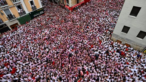 Boğalar sokağa çıkıyor: İspanya'nın ünlü festivali San Fermin başladı!