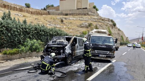 Seyir halindeyken alev alan minibüs ve geri giderken çarptığı kamyonet yandı