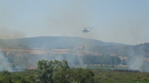 Bolu sazlıkta çıkan yangın, helikopterli müdahaleyle kontrol altına alındı