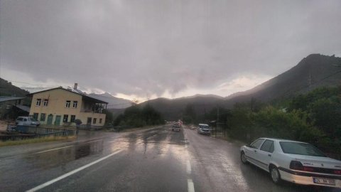 Gümüşhane'yi sağanak yağış vurdu, Erzincan-Gümüşhane karayolu kapandı