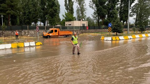 Ağrı'da sağanak; yollar göle döndü