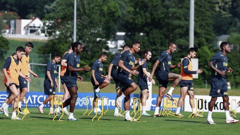 Fenerbahçe, hazırlıklarını akşam saatlerinde yaptığı antrenmanla sürdürdü