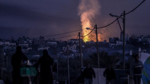 İsrail ordusu Gazze'yi sabaha kadar bombalamaya devam etti