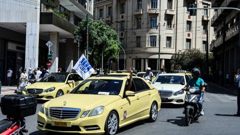 Yunanistan'da taksiciler 24 saatlik grev başlattı 