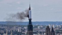 Fransa'daki tarihi Rouen Katedrali'nin kulesinde yangın!