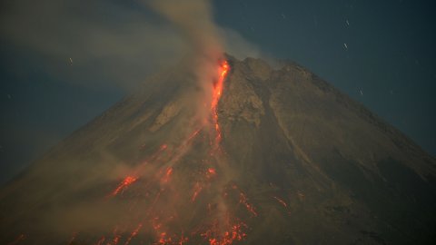 Endonezya'daki Merapi Yanardağı'nda volkanik hareketlilik sürüyor