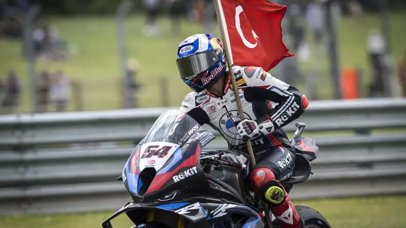 Milli motosikletçi Toprak Razgatlıoğlu Çekya'da 10. zaferini elde etti