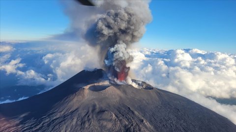 Etna sakinleşmiyor: Yeniden kül ve lav püskürttü