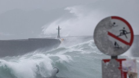 Tayvan'da dev fırtına: Gaemi Tayfunu yaklaşıyor, uçuşlar iptal!