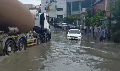 Eyüpsultan'da etkili olan sağanak yağış yolları göle çevirdi