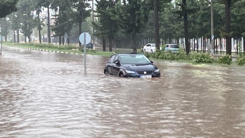 Osmaniye’de araçlar suya gömüldü