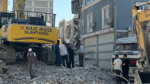 Şanlıurfa'da ağır hasarlı bina yıkılırken başka bina zarar gördü